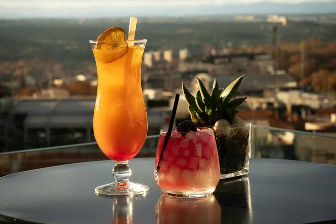 Referencia visual de coctelería y mocktails